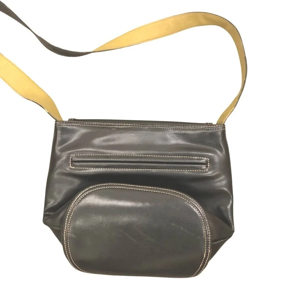Mondani‎ purse black with contrast stitching.